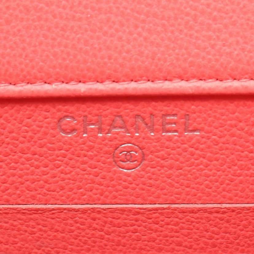 Chanel CC Quilted Caviar Phone Holder with Chain Pink Leather Good condition - Model View