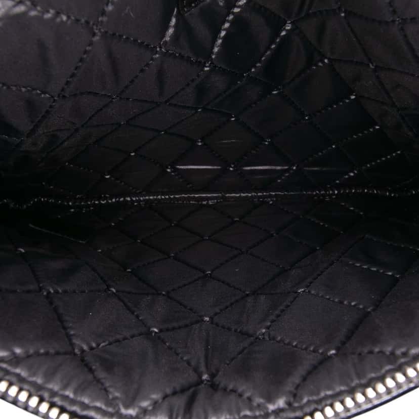 Chanel Medium Quilted Patent O Case Clutch Black Leather Good condition - Model View