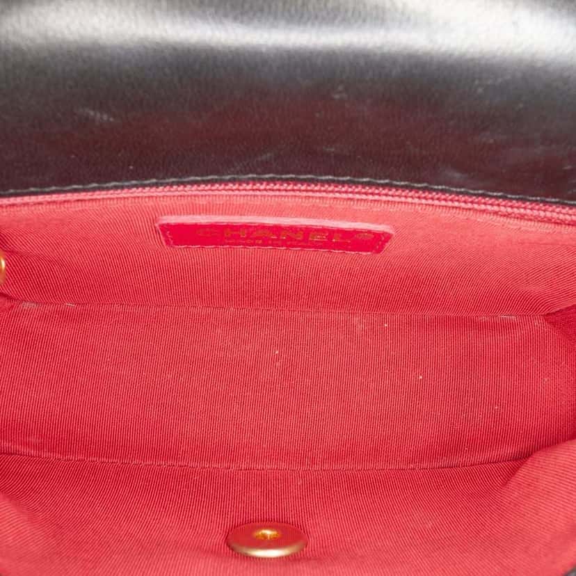 Chanel Small Quilted Lambskin CC Coin Flap Black Leather Good condition - Model View