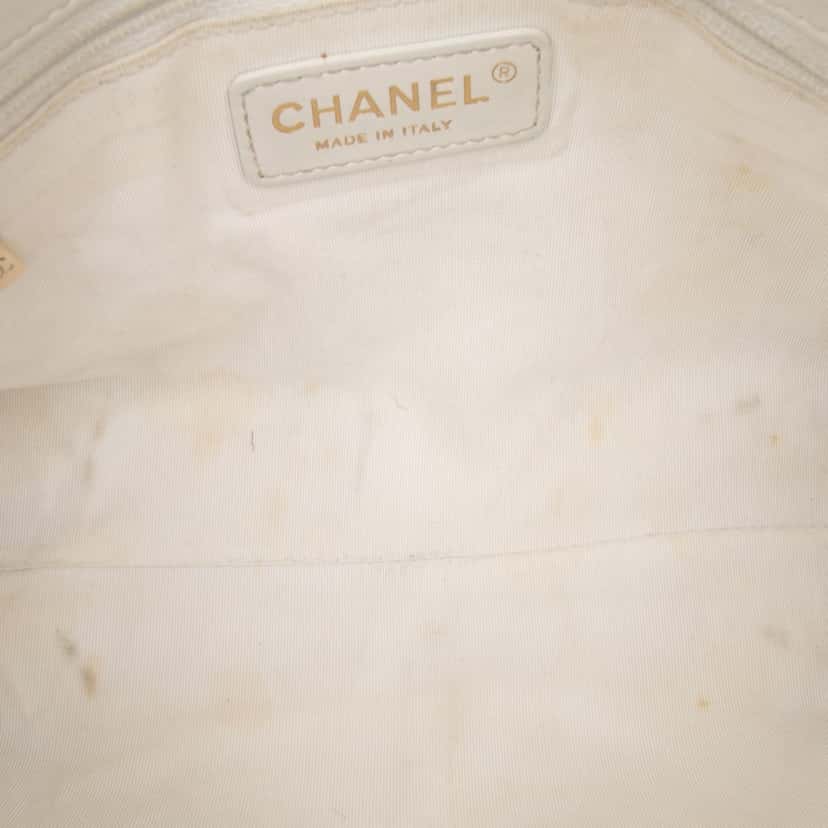 Chanel Medium Stitched Calfskin Covered CC Flap White Leather Good condition - Model View