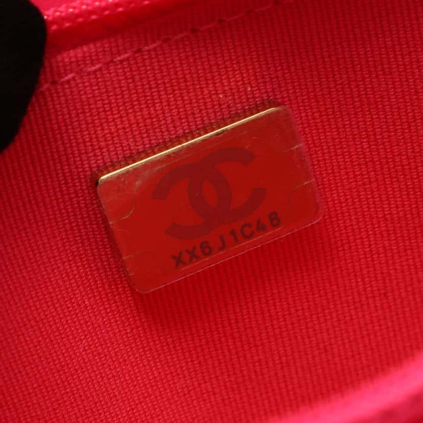 Chanel Chevron Quilted Patent Boy Wallet On Chain Pink Leather Good condition - Model View