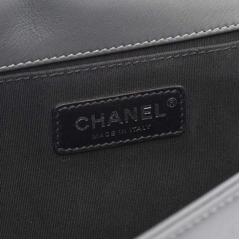 Chanel Old Medium Braided Tweed and Calfskin Boy Flap Grey Tweed Good condition - Model View