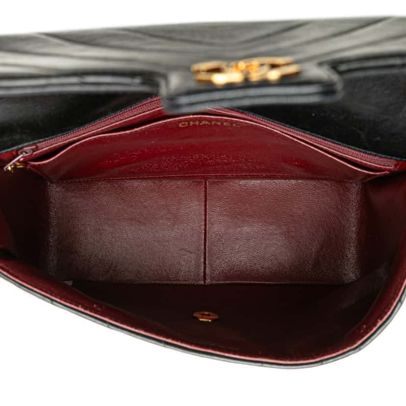 Chanel CC Chevron Lambskin Flap Black Leather Good condition - Model View
