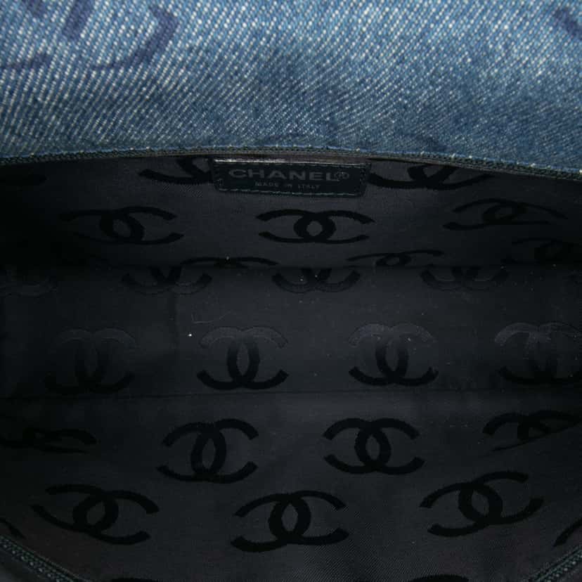 Chanel CC Printed Denim Single Flap Blue Denim Good condition - Model View