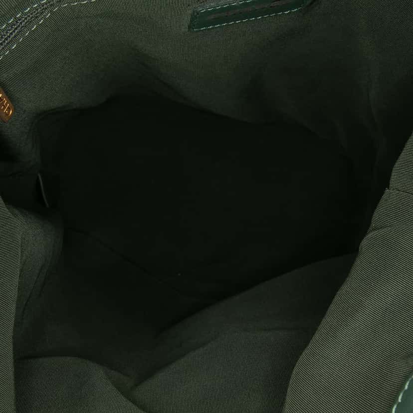 Chanel CC Quilted Caviar Casual Style Hobo Green Leather Good condition - Model View