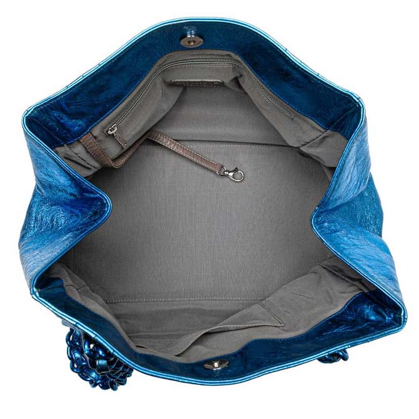 Chanel Medium Cracked Metallic Calfskin Modern Chain Tote Blue Leather Good condition - Model View