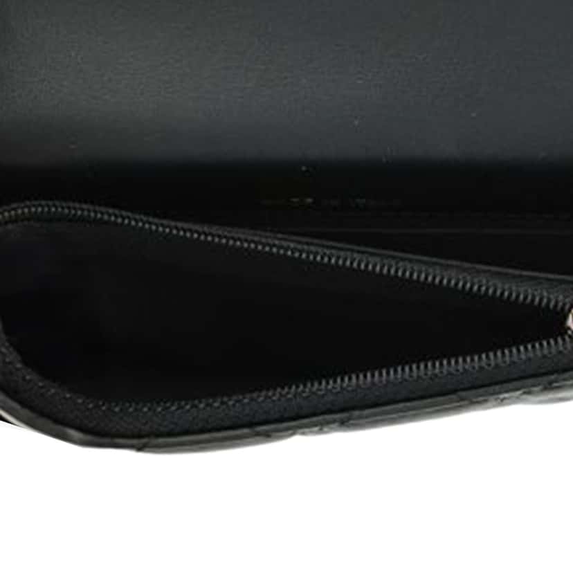 Chanel Quilted Lambskin Maxi Pearls Wallet on Chain Black Leather Good condition - Model View