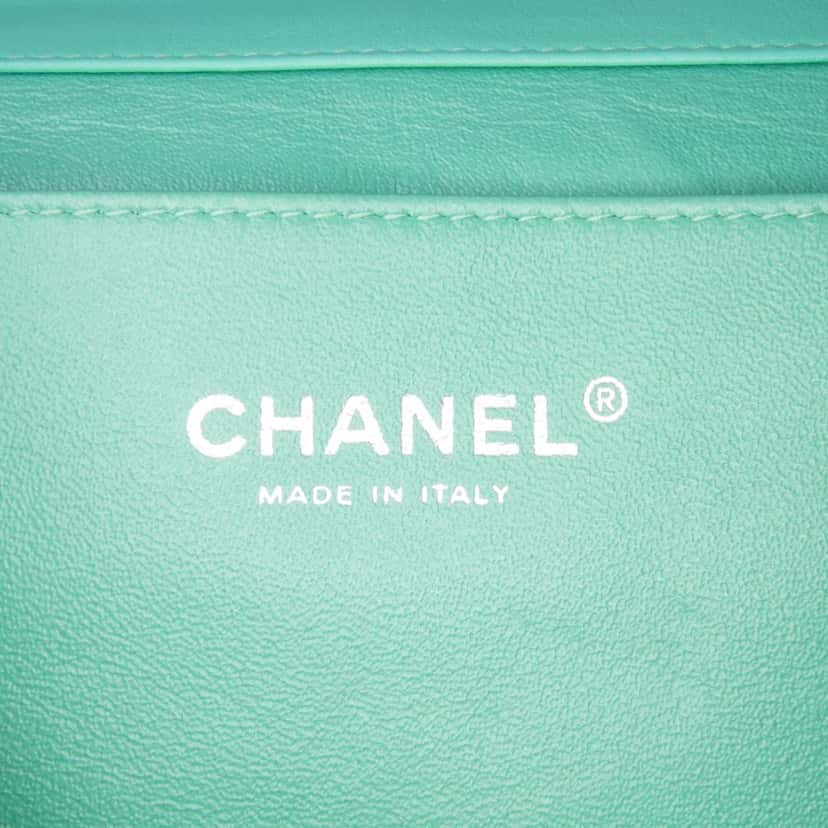 Chanel Quilted Patent New Clutch on Chain Green Leather Good condition - Box View