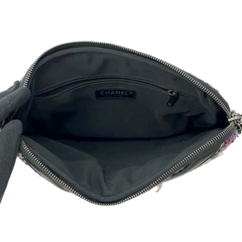 Chanel Small Tweed and Lambskin Girl Clutch on Chain Black Tweed Good condition - Model View
