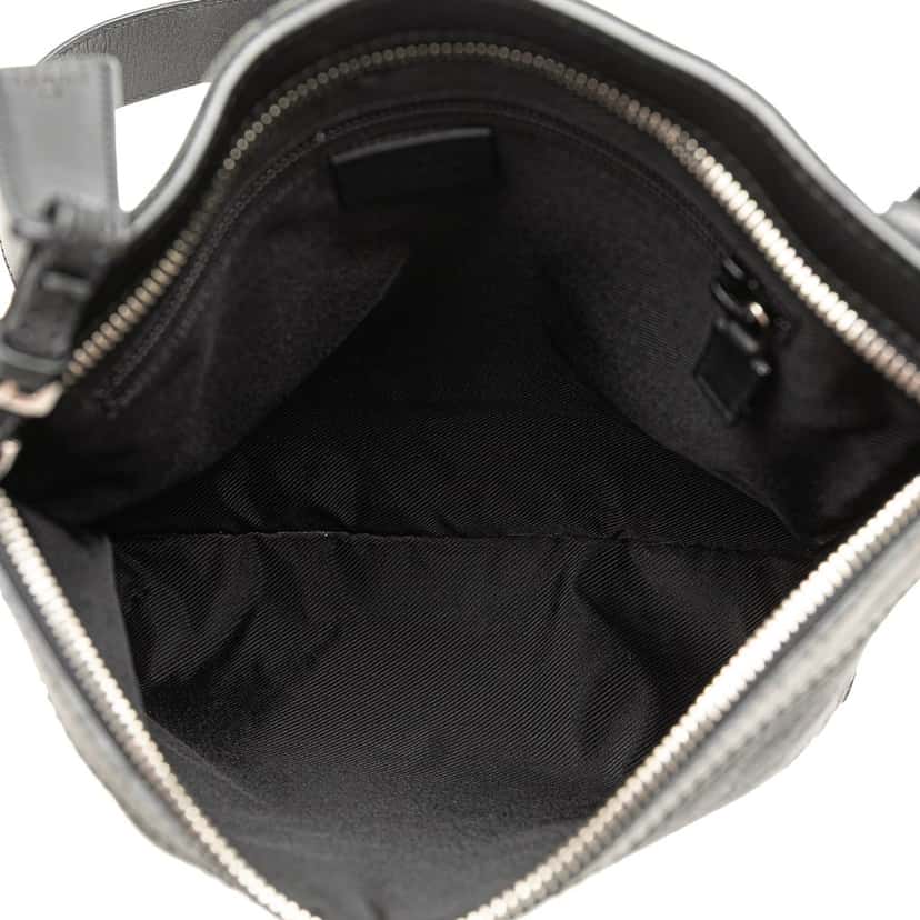 Gucci GG Canvas Crossbody Black Canvas Good condition - Model View