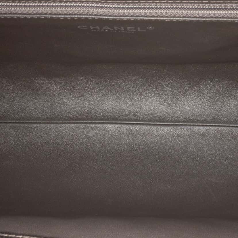 Chanel CC Quilted Metallic Caviar Clutch Silver Leather Good condition - Model View