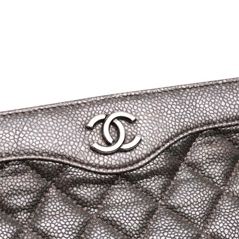 Chanel CC Quilted Metallic Caviar Clutch Silver Leather Good condition - Box View