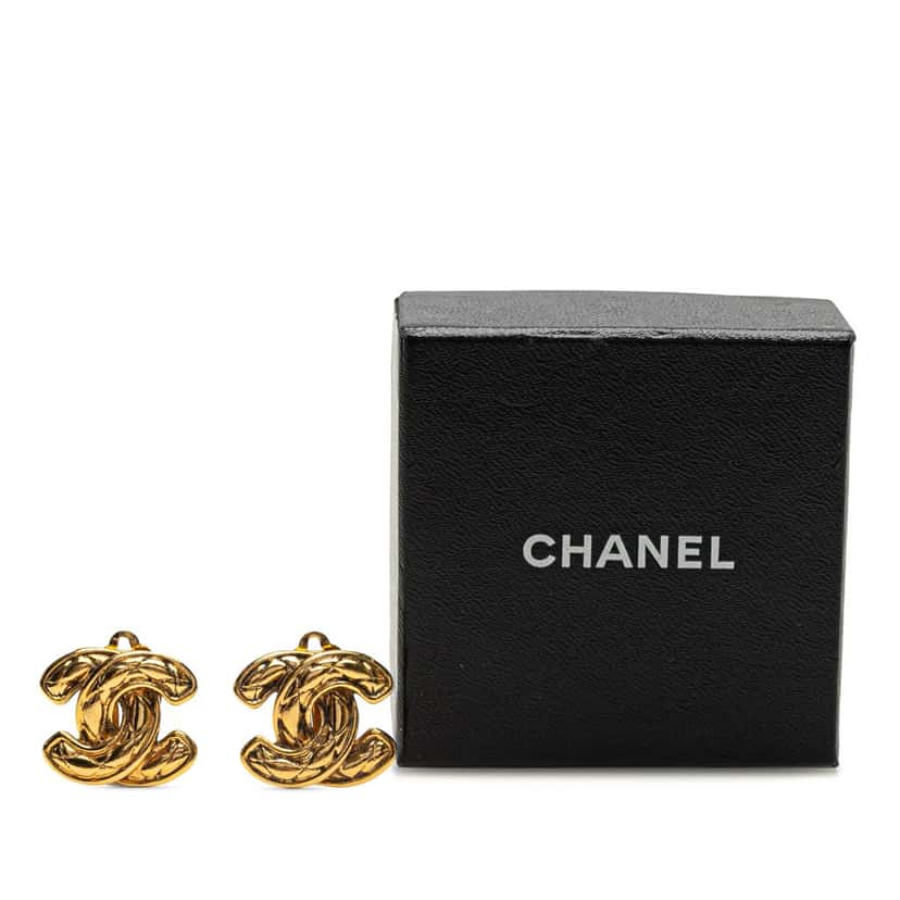 Chanel Gold Plated CC Quilted Clip on Earrings Gold Metal Good condition - Model View