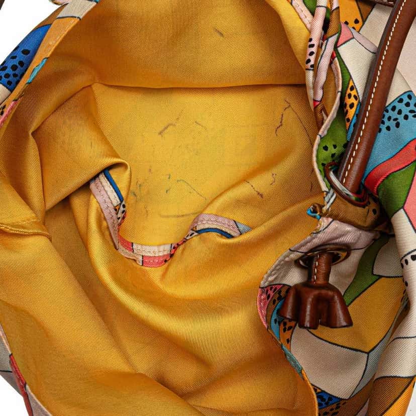 Hermès On A Summer Day Silky City 33 Yellow Silk Good condition - Model View