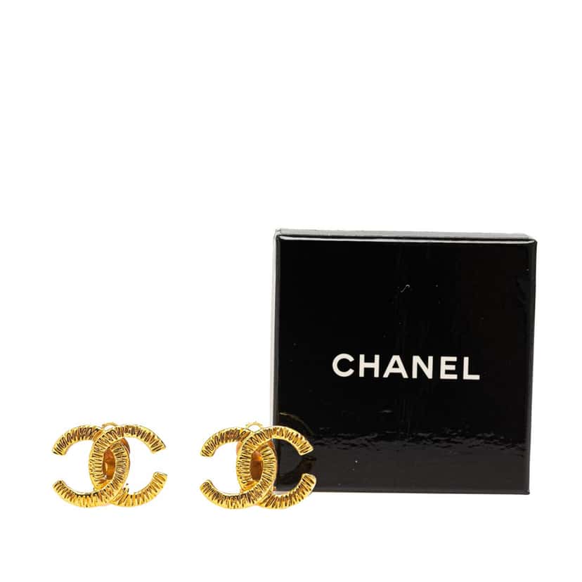 Chanel Gold Plated CC Clip On Earrings Gold Metal Good condition - Model View