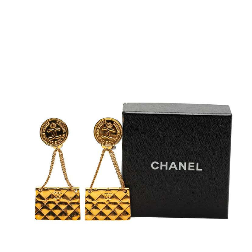 Chanel Gold Plated Flap Bag Drop Clip On Earrings Gold Metal Good condition - Model View