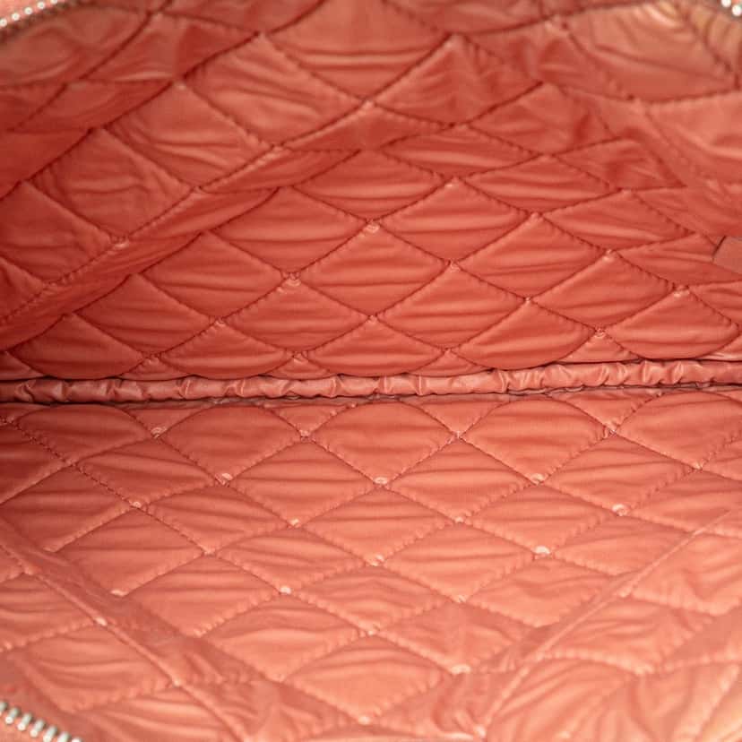 Chanel Medium Tweed Deauville O Case Pink Tweed Good condition - Model View