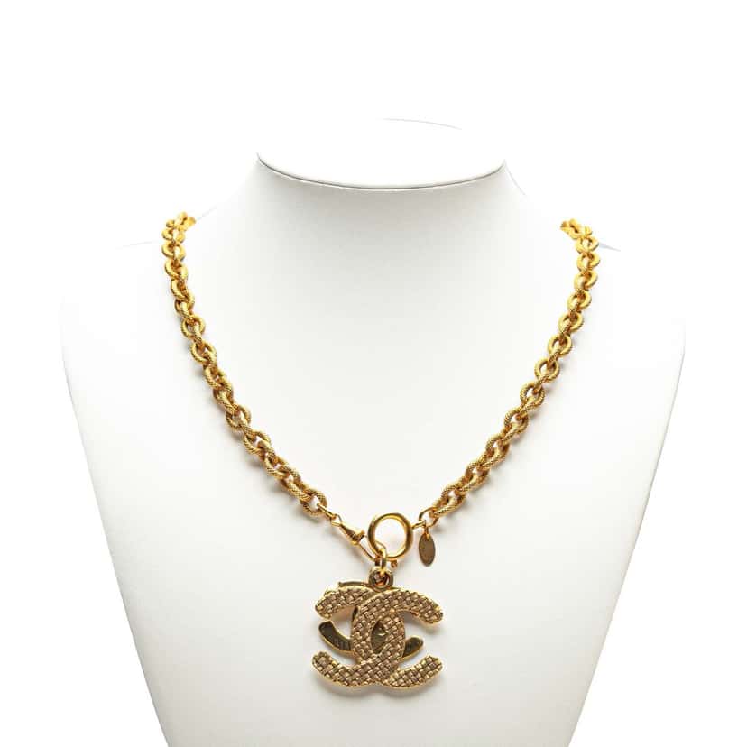 Chanel Gold Plated Double CC Pendant Necklace Gold Metal Good condition - Model View