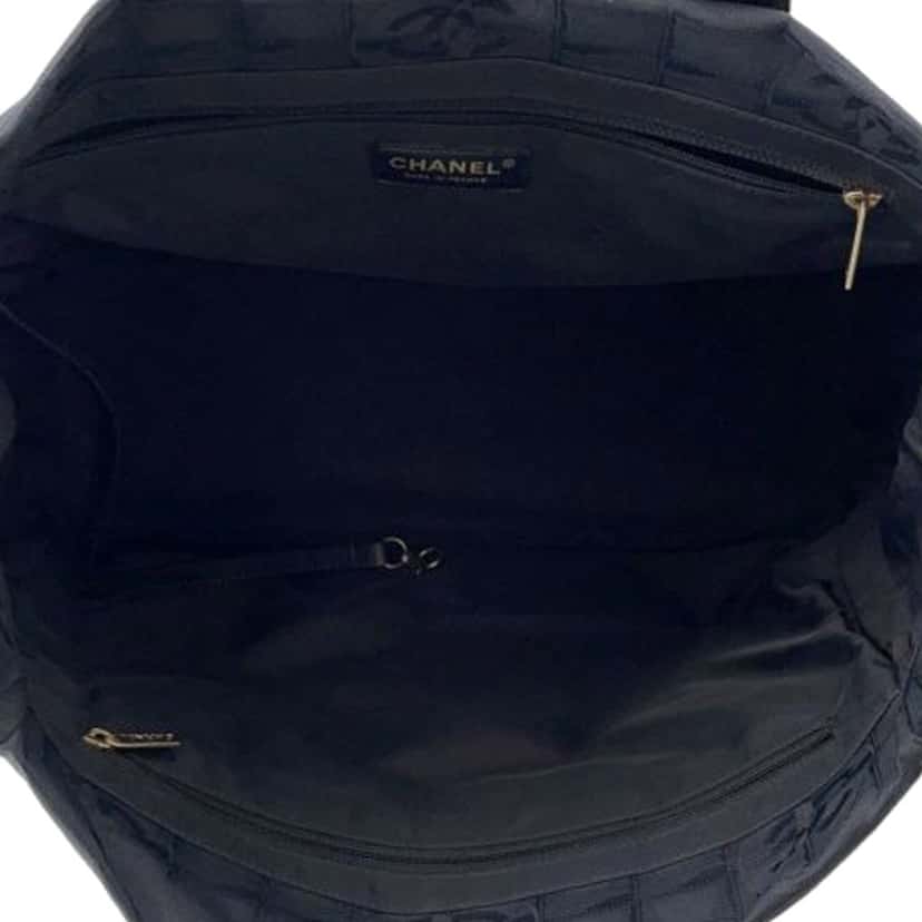 Chanel New Travel Line Nylon Tote Black Good condition - Model View