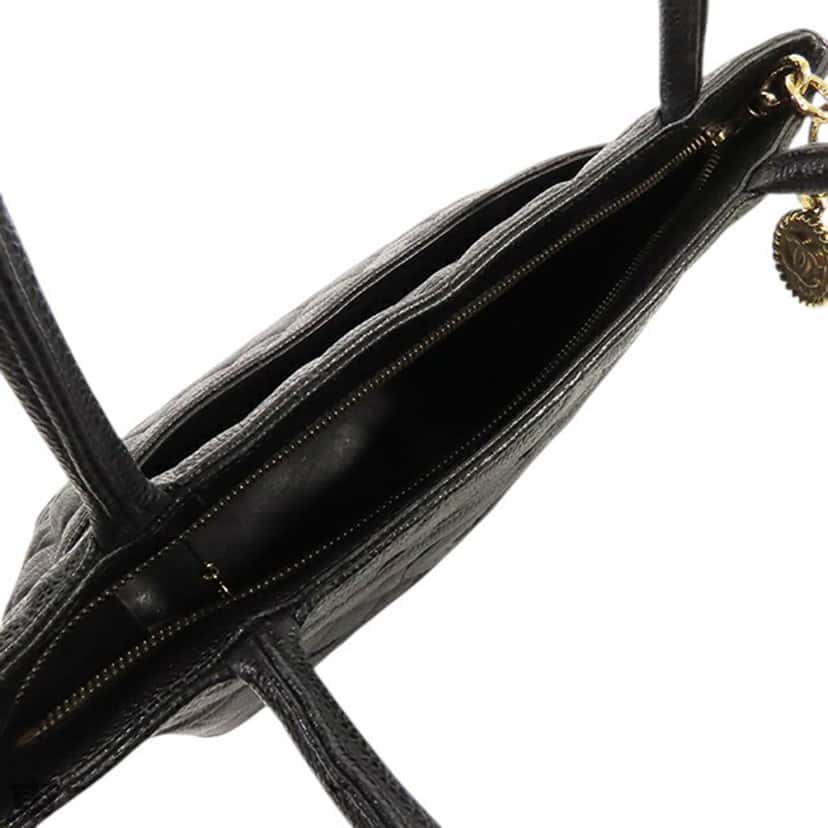 Chanel Caviar Medallion Tote Black Leather Good condition - Model View