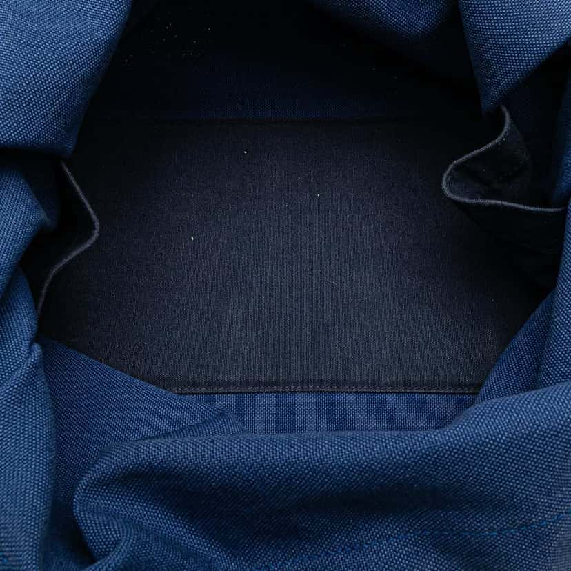 Hermès Toile Chevaux En Camouflage Beach Tote Blue Canvas Good condition - Model View