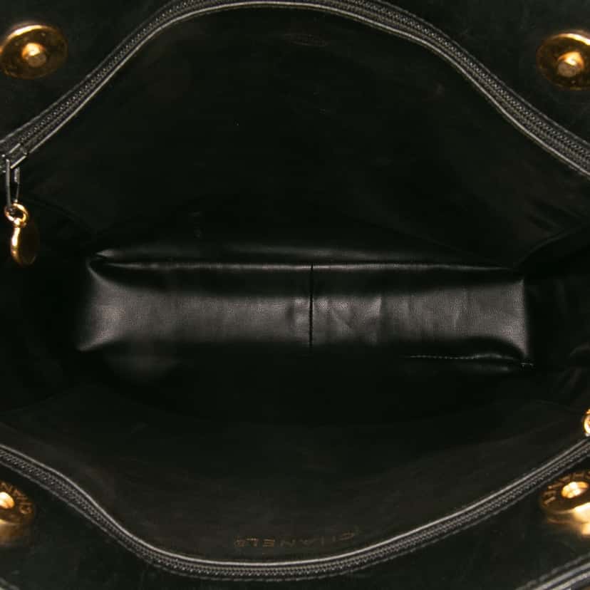Chanel Triple CC Lambskin Tote Black Leather Good condition - Model View