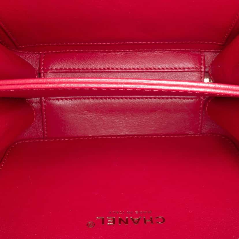 Chanel Small Caviar Filigree Vanity Case Red Leather Good condition - Model View