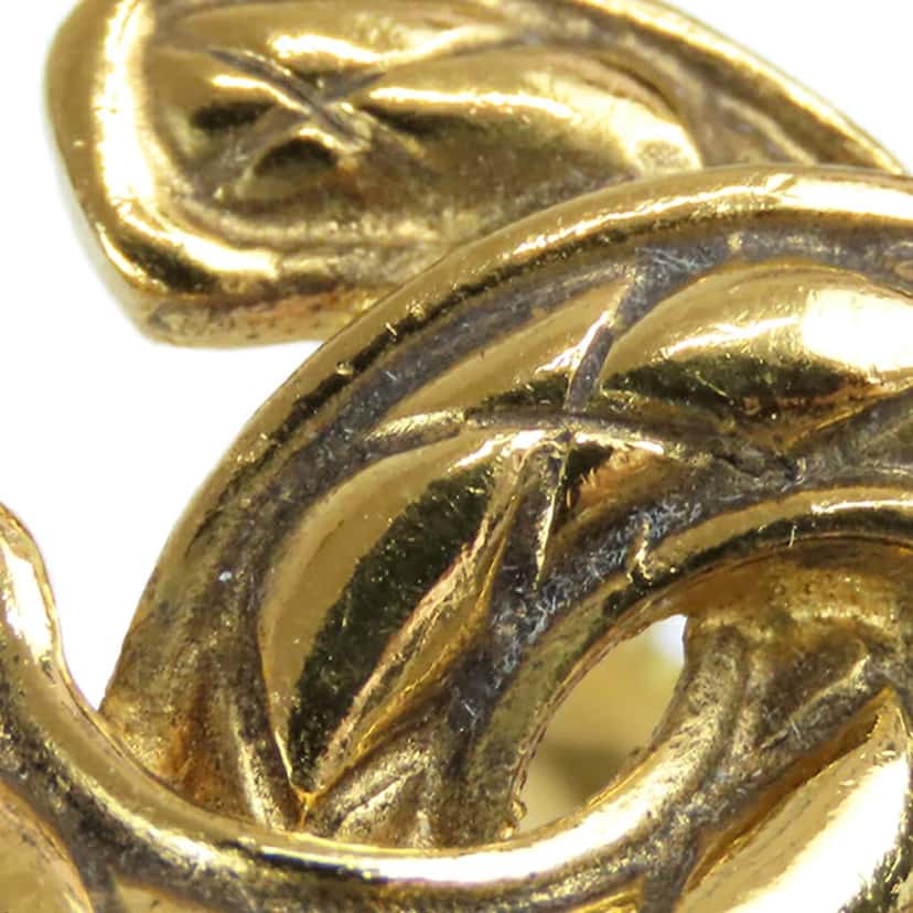 Chanel Gold Plated Quilted CC Clip On Earrings Gold Metal Good condition - Model View