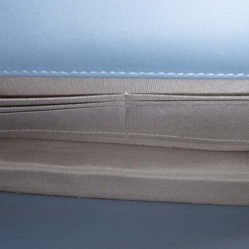 Chanel CC Caviar Wallet On Chain Blue Leather Good condition - Model View
