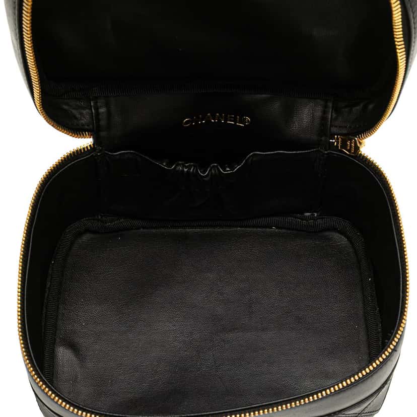 Chanel CC Quilted Lambskin Vanity Case Black Leather Good condition - Model View