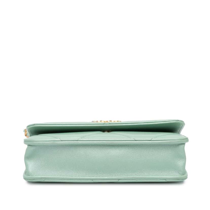 Chanel Quilted Lambskin 19 Wallet on Chain Green Leather Very good condition - Inside View