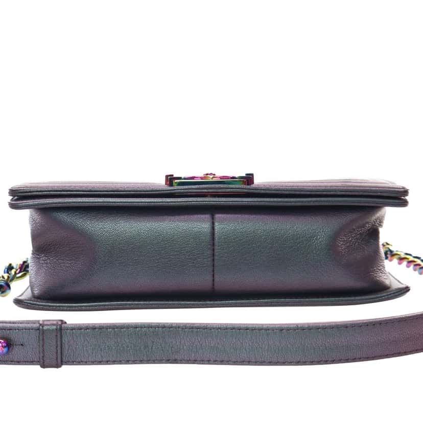 Chanel Old Medium Quilted Iridescent Goatskin Boy Flap Purple Leather Good condition - Model View