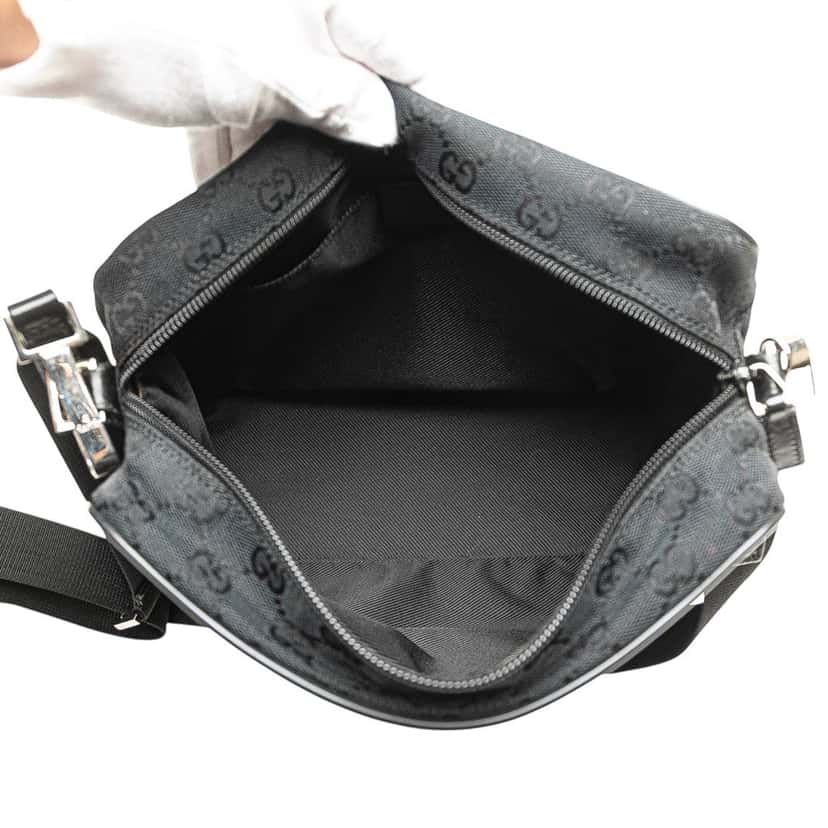 Gucci GG Canvas Crossbody Black Canvas Good condition - Model View