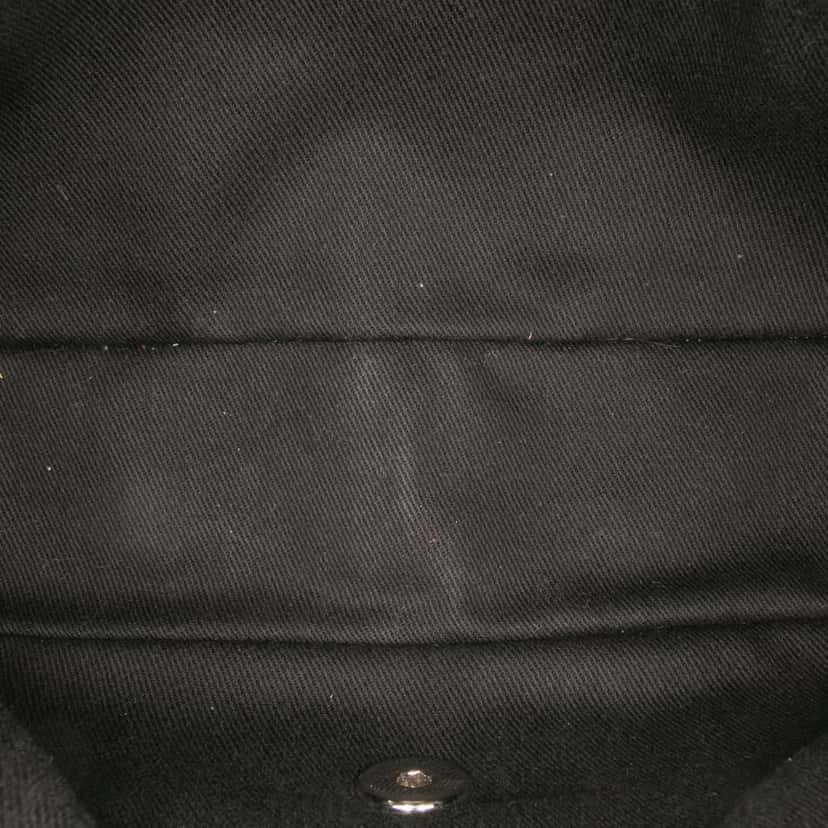 Chanel Medium Patent Coco Shine Flap Black Leather Good condition - Model View