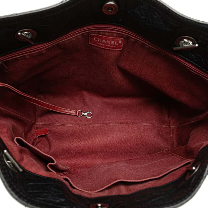 Chanel Distressed Calfskin Shopping In Moscow Tote Black Leather Good condition - Model View