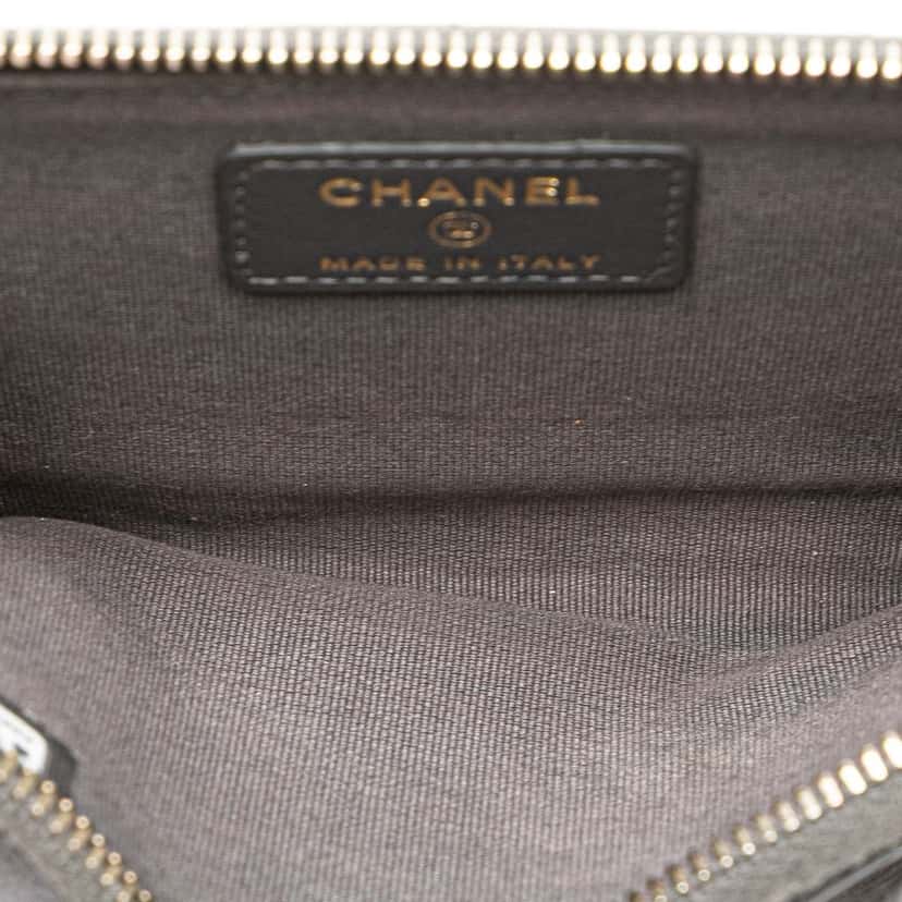 Chanel CC Quilted Lambskin Zip Around Card Holder Black Leather Good condition - Model View