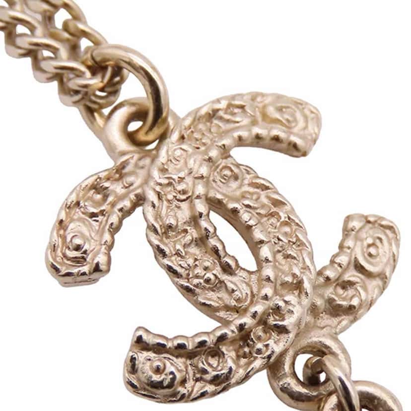 Chanel Gold Plated Resin Rhinestone CC Flower Pendant Necklace Gold Metal Good condition - Box View