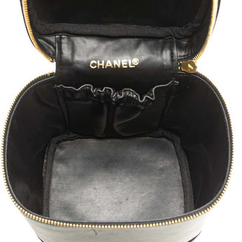 Chanel CC Lambskin Vanity Case Black Leather Good condition - Model View