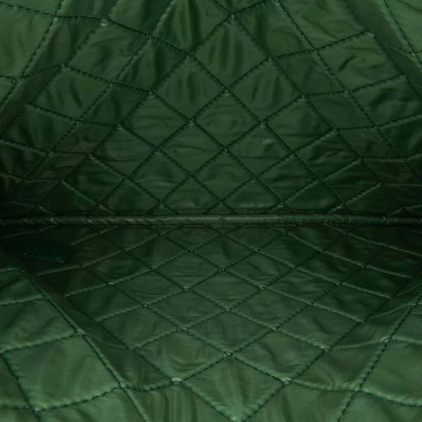 Chanel Medium Quilted Caviar O Case Clutch Green Leather Good condition - Model View