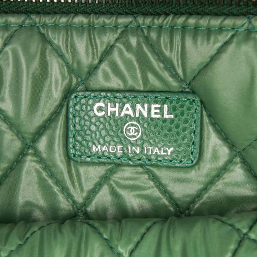 Chanel Medium Quilted Caviar O Case Clutch Green Leather Good condition - Box View