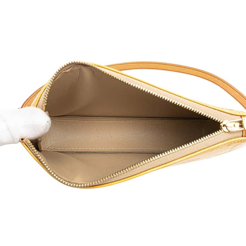 Louis Vuitton Monogram Vernis Pochette Lexington Yellow Leather Good condition - Model View