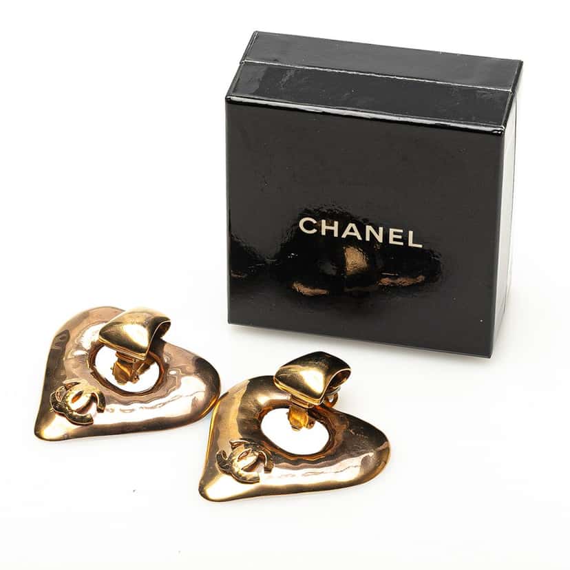 Chanel Gold Plated CC Heart Clip on Earrings Gold Metal Good condition - Model View