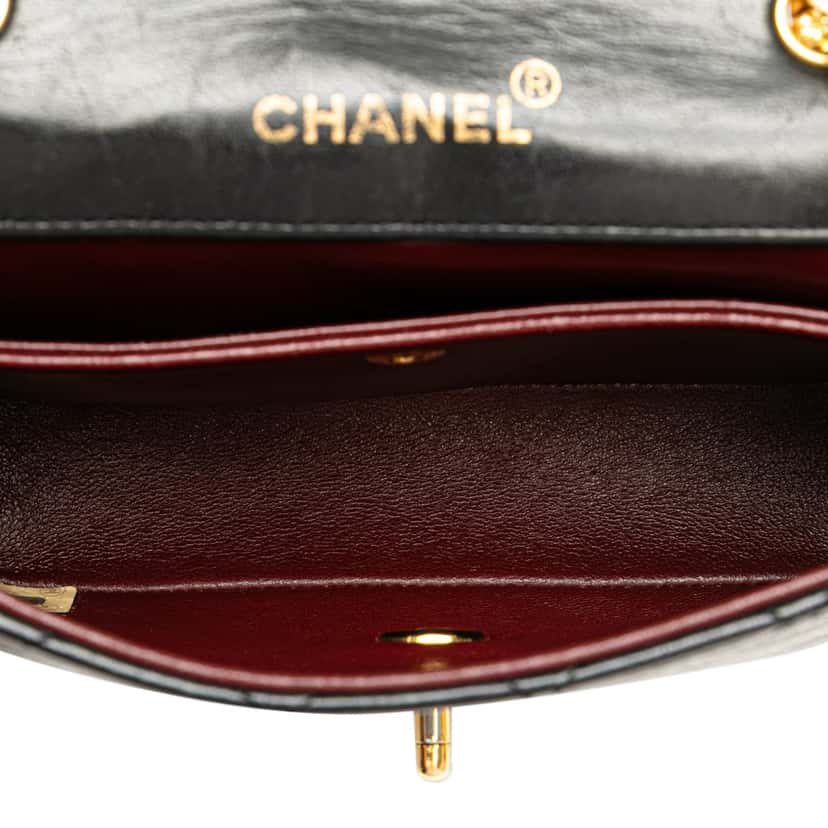 Chanel CC Quilted Lambskin Bijoux Chain Curved Full Flap Black Leather Good condition - Model View