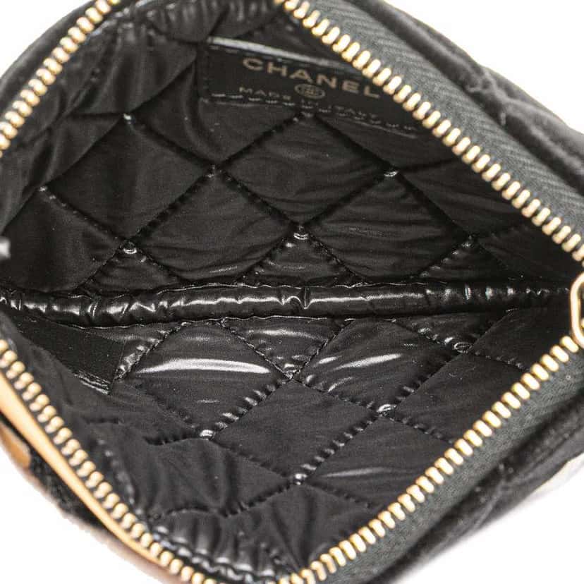 Chanel CC Quilted Velvet Camellia Pouch Black Velvet Good condition - Model View