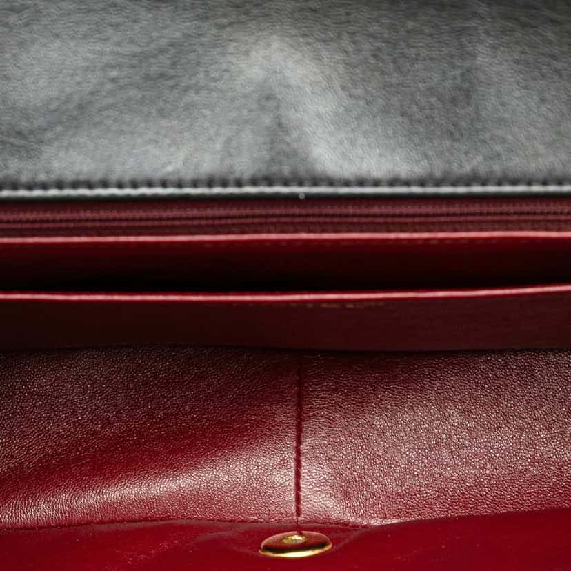 Chanel Medium Lambskin Diana Flap Black Leather Good condition - Model View