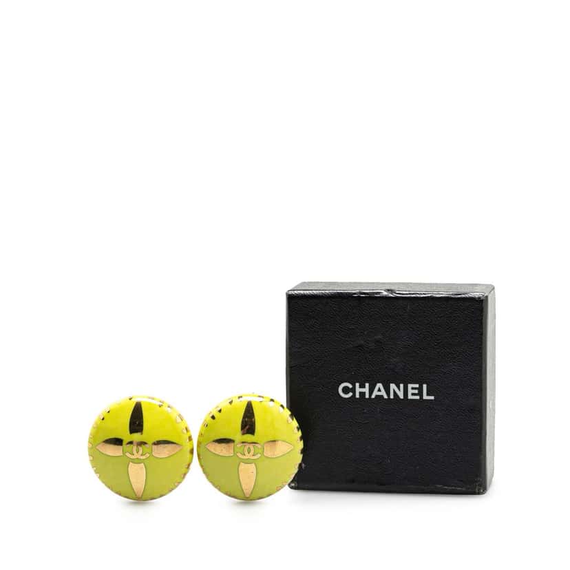 Chanel Gold Plated and Resin CC Round Clip On Earrings Yellow Very good condition - Model View