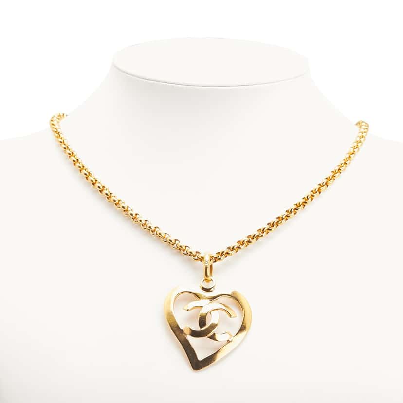 Chanel CC Gold Plated Heart Pendant Necklace Gold Metal Good condition - Model View