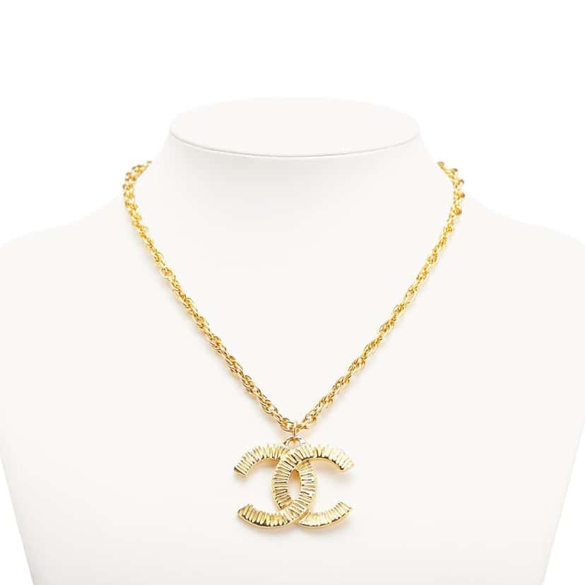 Chanel CC Gold Plated Pendant Chain Necklace Gold Metal Good condition - Model View