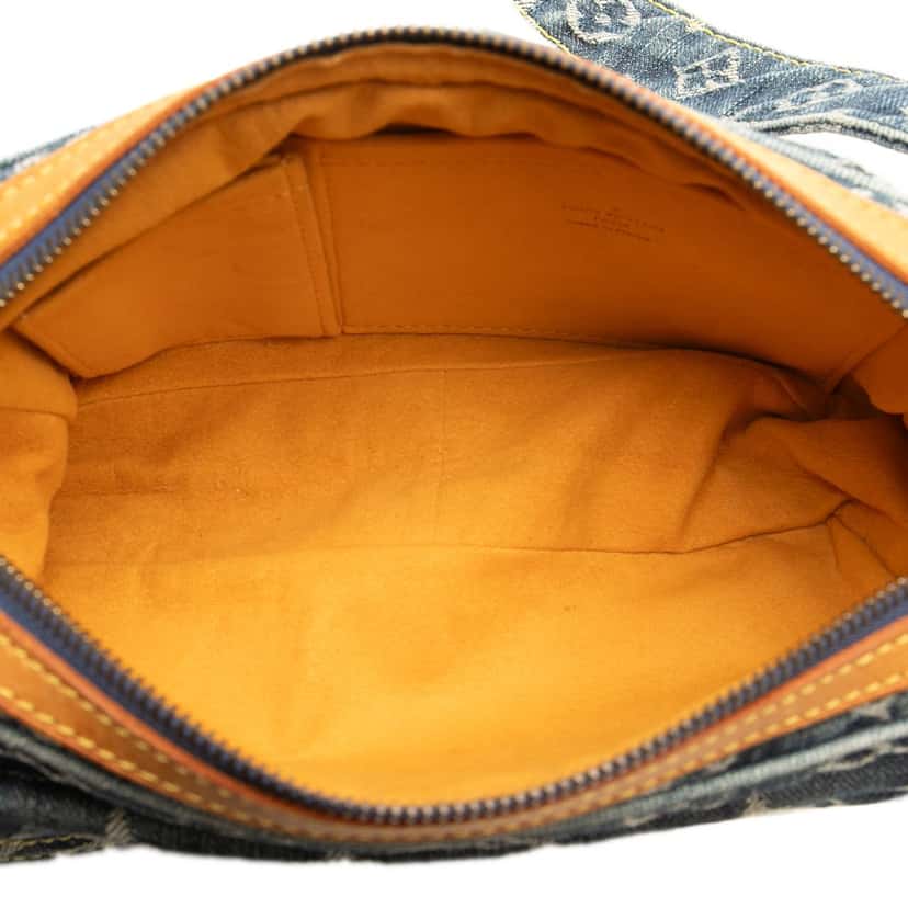Louis Vuitton Monogram Denim Bum Bag Blue Denim Good condition - Model View