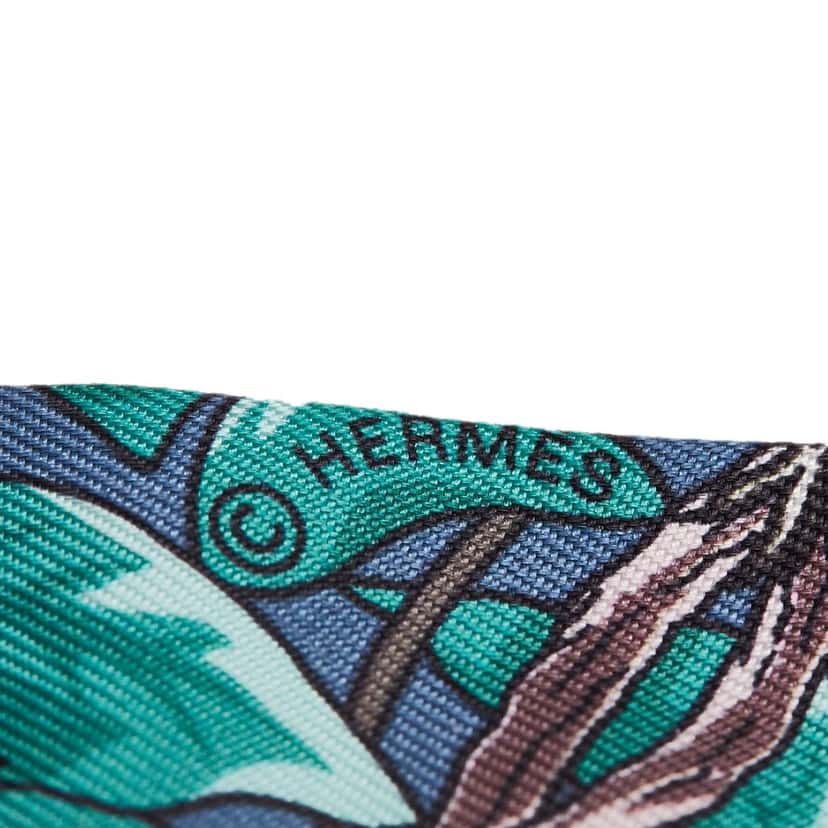 Hermès Jungle Love Love Doll Silk Twilly Scarf Blue Silk Good condition - Model View